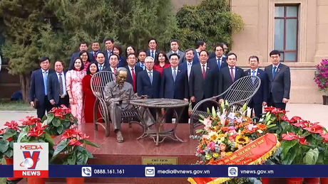 Chủ tịch Quốc hội gặp mặt cộng đồng người Việt Nam tại Trung Quốc