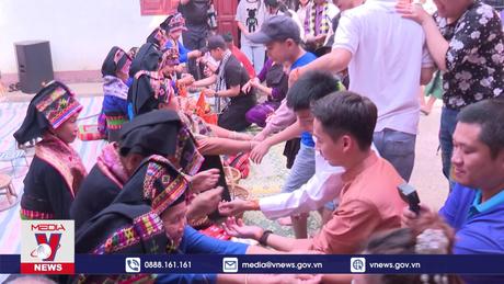 Tết té nước của đồng bào dân tộc Lào nơi biên giới Pa Thơm