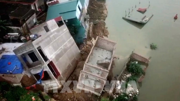 Sạt lở khiến nhiều căn nhà bị sạt xuống sông Cầu trong đêm 