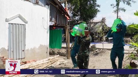 Quân khu 9 chi viện nước ngọt cho người dân Cà Mau