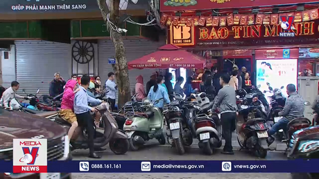 Giá vàng tăng nóng, người dân vẫn xếp hàng đợi mua 