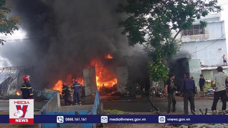 Cháy kho chứa vật dụng nghề cá ở Đà Nẵng