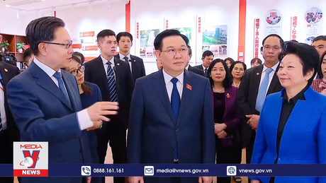 Chủ tịch Quốc hội thăm Trung tâm lập pháp Hồng Kiều