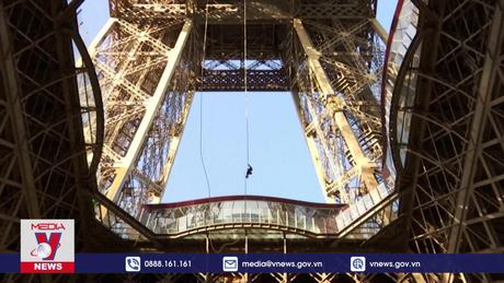Nữ VĐV Pháp phá kỷ lục thế giới leo dây lên tháp Eiffel