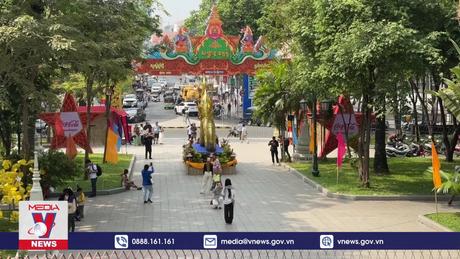 Người dân Campuchia nô nức chuẩn bị đón Tết cổ truyền 2024  