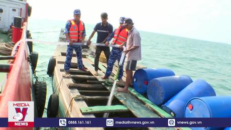 Vùng Cảnh sát biển 4 vận chuyển nước ngọt đến với người dân đảo Hòn Chuối