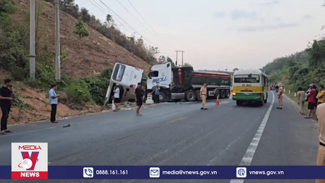 Xe khách va chạm với xe tải, 23 người thương vong