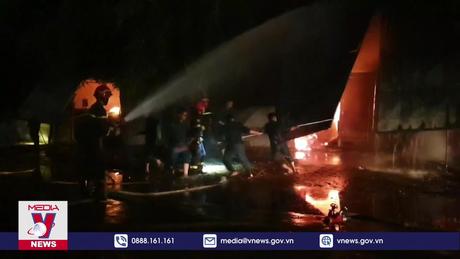 Khống chế đám cháy tại công ty sản xuất bao bì ở Bình Dương