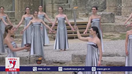 Thắp sáng ngọn đuốc Olympic Paris 2024