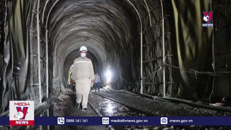 Bơm bê tông khắc phục sạt lở hầm đường sắt Bãi Gió 