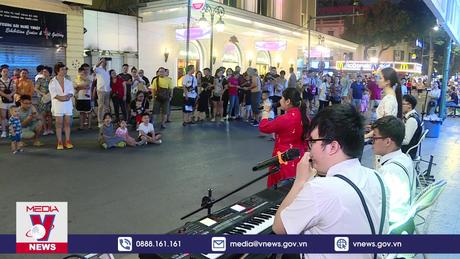 Chàng trai khiếm thị chữa lành vết thương bằng âm nhạc