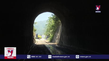 Khoan 37 mũi để bơm bê tông gia cố hầm đường sắt qua Đèo Cả 