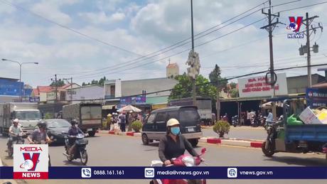 Xe tải va chạm xe máy, 3 người thương vong 