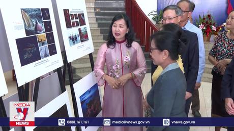 Khai mạc Triển lãm ảnh “Tổ quốc bên bờ sóng” tại Lào