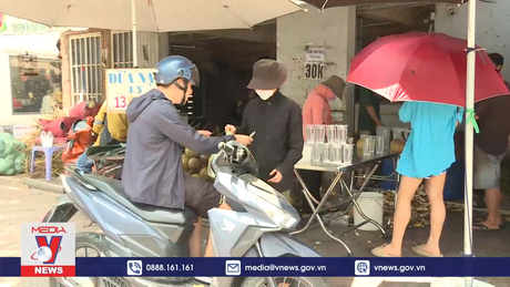 Nắng nóng, dừa tươi tăng giá, hút hàng