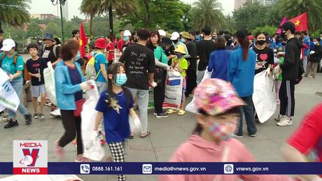 Nhặt rác hưởng ứng Ngày Trái đất 2024