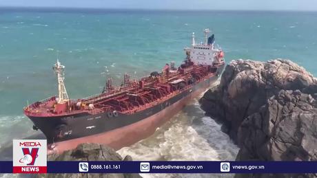 Lai dắt tàu King Rich ra khỏi vùng biển Cù Lao Chàm