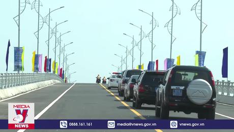 Thông xe cầu Châu Đốc bắc qua sông Hậu