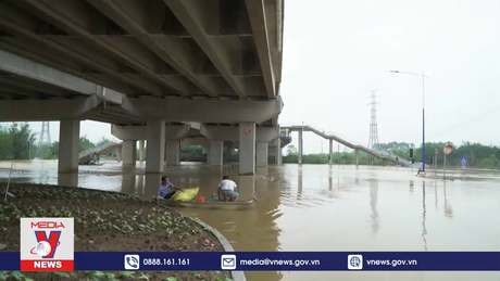 Người dân Trung Quốc gặp khó sau mưa lũ