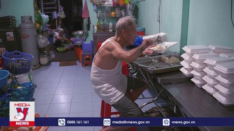 Vợ chồng U90 nấu cơm chay miễn phí để trả ơn người dưng