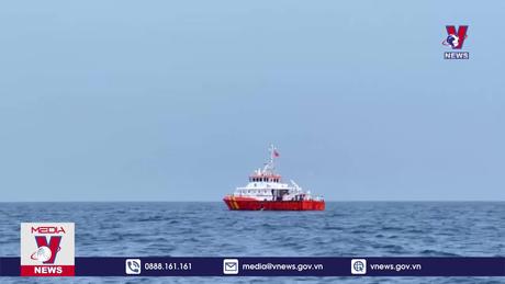 Quảng Ngãi đưa thi thể nạn nhân bị lật sà lan về bờ