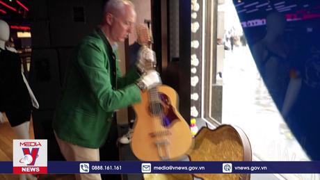 Đấu giá cây guitar bị thất lạc của John Lennon