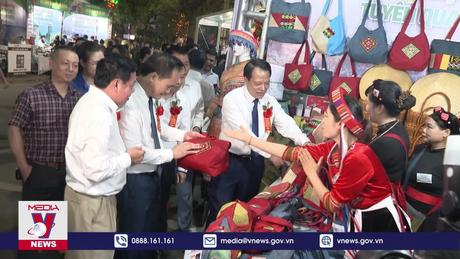 Khai mạc chương trình trưng bày, giới thiệu sản phẩm du lịch, làng nghề