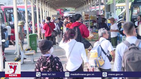 Hành khách đổ dồn về các bến xe