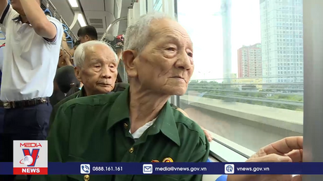 Chiến sĩ Điện Biên trải nghiệm Metro TP.HCM