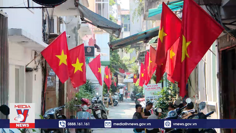 Hà Nội rực rỡ cờ hoa dịp lễ 30/4, 1/5