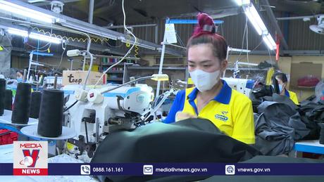 Đơn hàng tăng, công nhân làm việc xuyên lễ