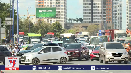 Người dân chật vật rời TP.HCM đi nghỉ lễ