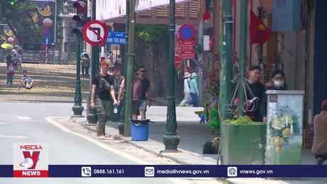 Phố đi bộ vắng vẻ vì nắng nóng