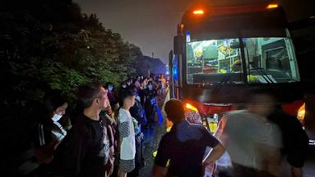 Lái xe giường nằm không bằng lái điều khiển xe quá hạn đăng kiểm