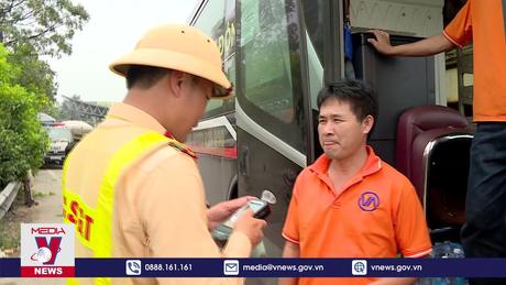 CSGT căng mình bảo đảm trật tự giao thông giữa nắng nóng