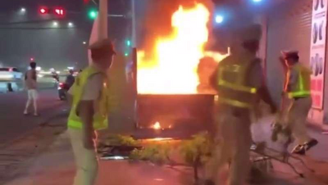 Tạm giữ lái xe vi phạm nồng độ cồn đốt cháy 4 xe máy tại chốt Cảnh sát giao thông