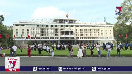 Người dân, du khách tại TP.HCM vui lễ thống nhất 