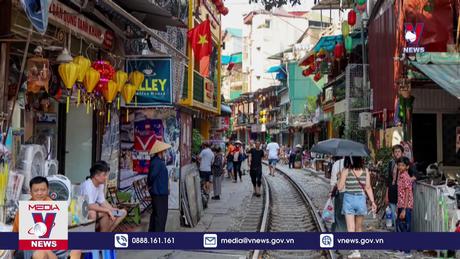 Du khách check-in cà phê đường tàu dịp nghỉ lễ, bất chấp cảnh báo nguy hiểm 