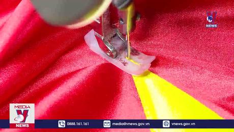 Ngôi làng hơn 70 năm may cờ Tổ quốc