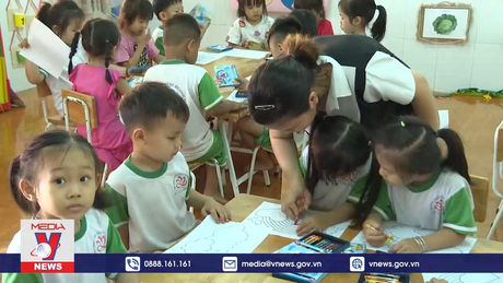 Giáo viên mầm non, áp lực cao, thu nhập thấp