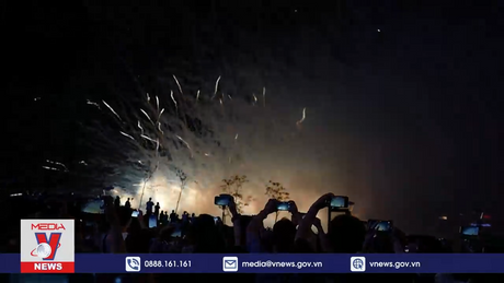 Hong Kong (Trung Quốc) bắn pháo hoa nhân ngày Quốc tế Lao động