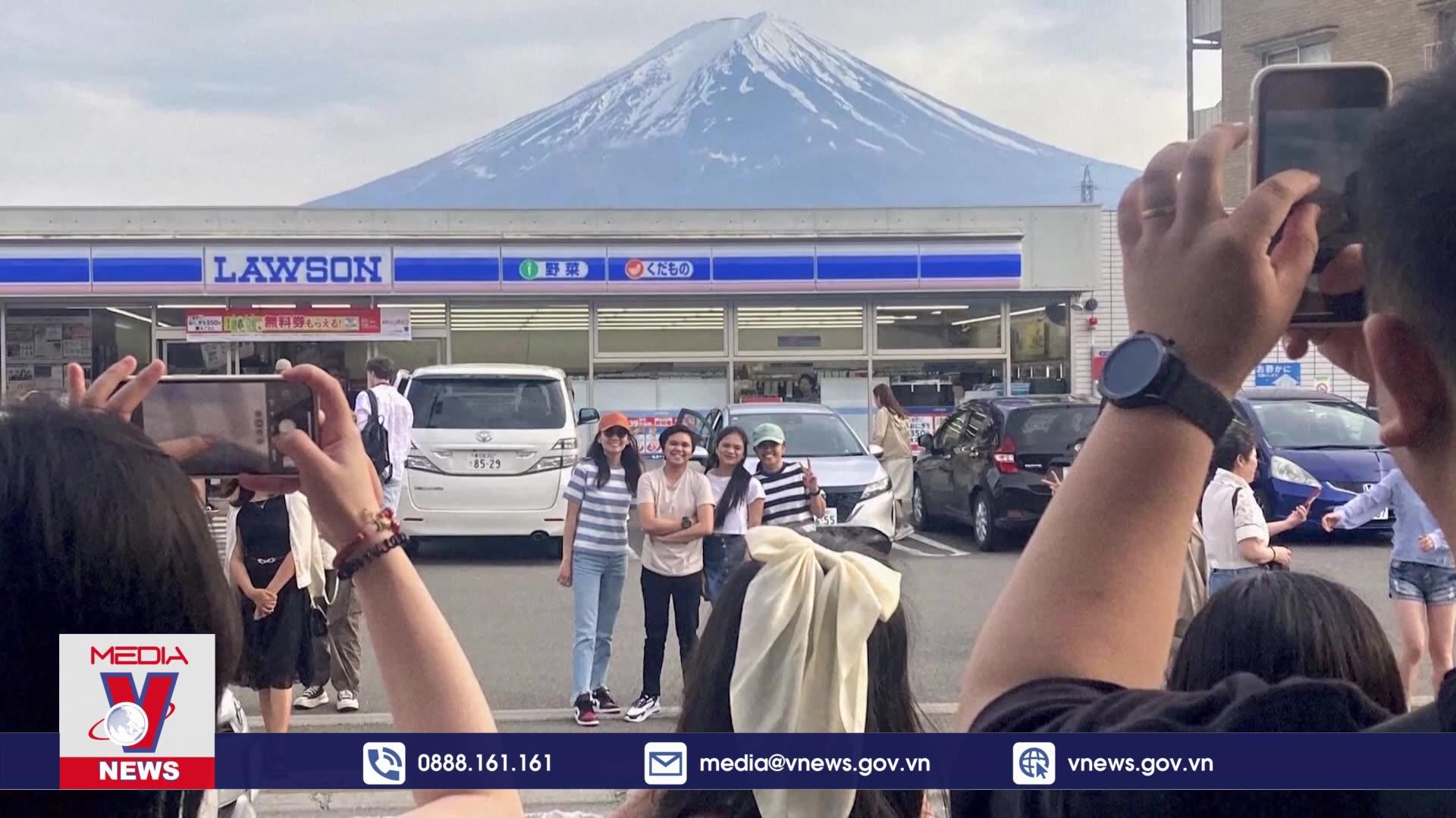 Quá tải du lịch, khách bị ngăn chụp núi Phú Sỹ