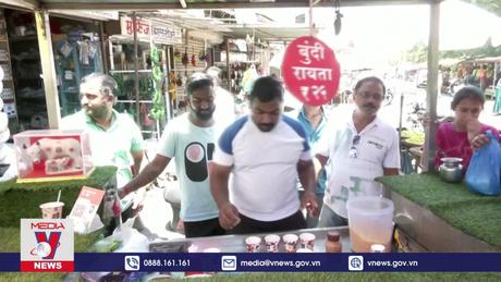 Người dân Ấn Độ tìm cách giải nhiệt trong đợt nắng nóng kỷ lục