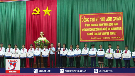 Quyền Chủ tịch nước thăm, tặng quà tại gia đình chính sách ở Kon Tum