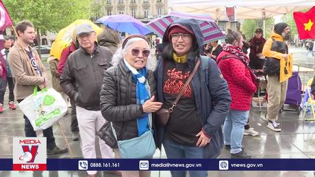 Bà con kiều bào tại Pháp ủng hộ bà Trần Tố Nga