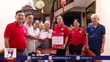 Thăm, tặng quà chiến sĩ trực tiếp tham gia Chiến dịch Điện Biên Phủ