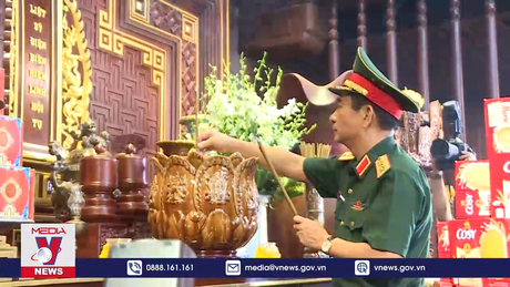 Bộ trưởng Bộ Quốc phòng dâng hương đền thờ liệt sỹ