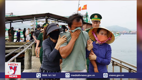 Thêm 4 thuyền viên của các tàu bị nạn trên biển được đưa vào bờ