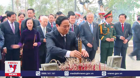 Dâng hương Đền thờ Liệt sỹ tại Chiến trường Điện Biên Phủ