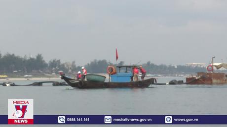 Bảo vệ tàu gỗ bị chìm trong khi thi công kè chắn sóng